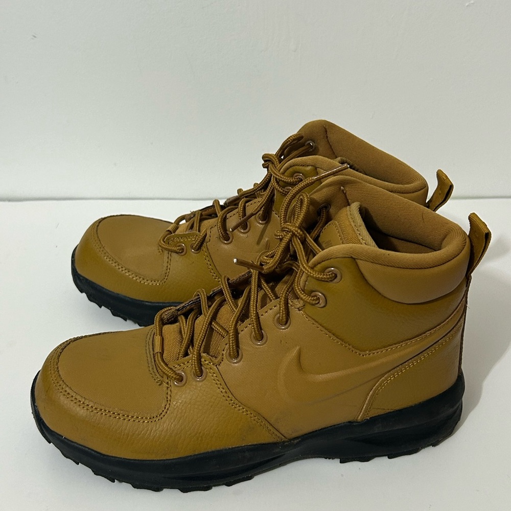 Nike Manoa Leather Youth Size 6Y
Kids Wheat Black Sneakers Boots